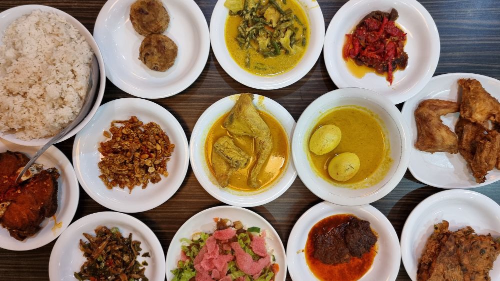 Traditional Bengali Thali With Local Dishes - Resort Trimurti